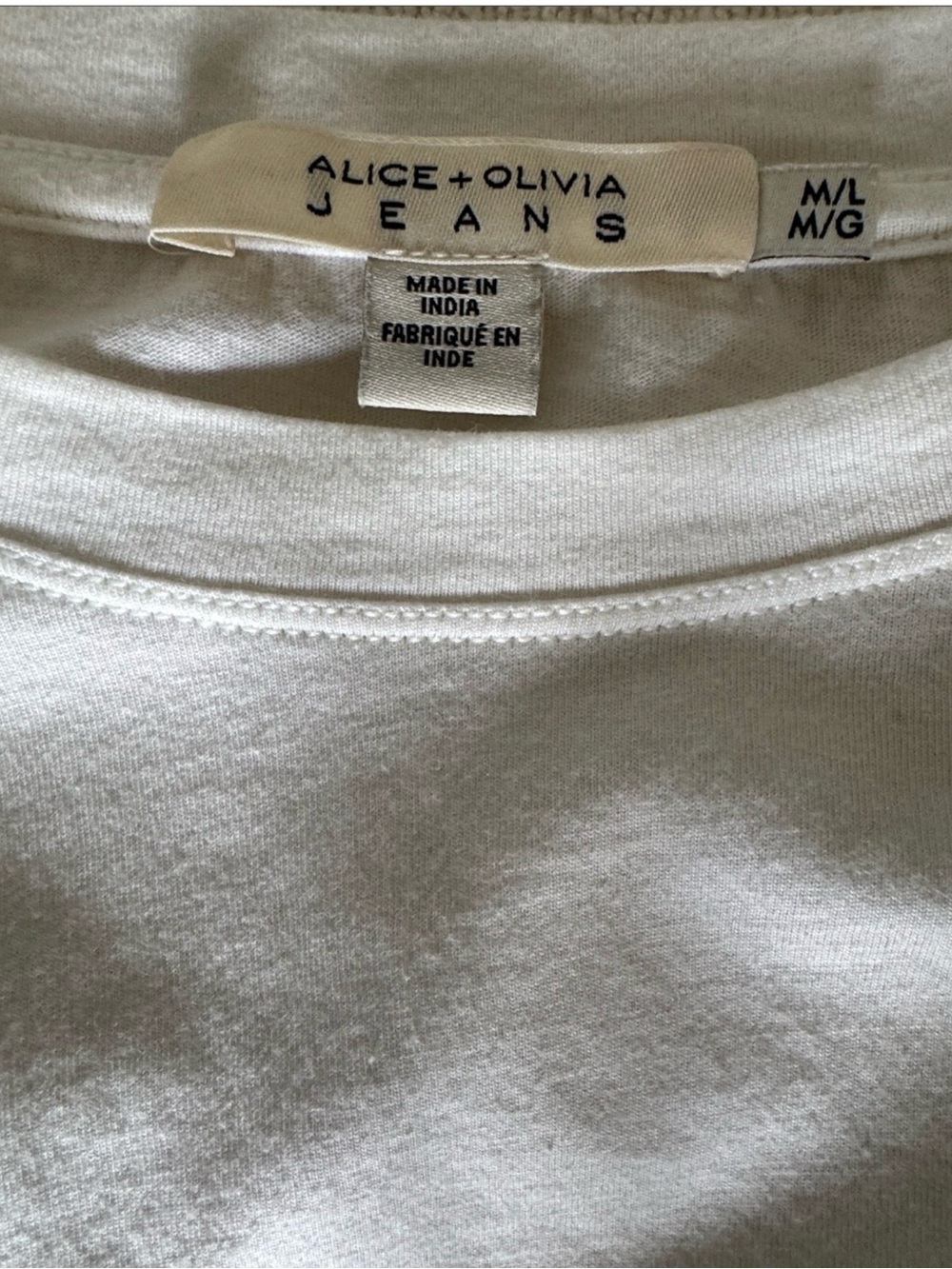 Alice + Olivia Chainmill sleeve
White Tee. 💯 cotton and sleeves are 💯 aluminum - Picture 6 of 8